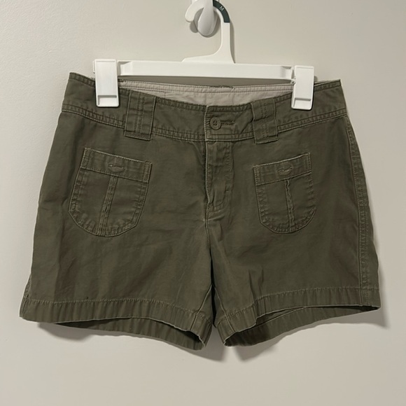 North Face Army Green Pocket Front Shorts Size 4 - Picture 1 of 4
